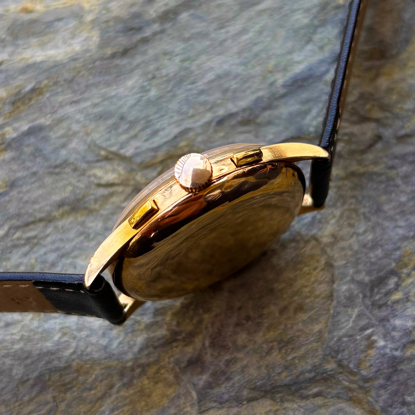 DIONIS CHRONOGRAPHE SUISSE - 750 GOLD - 1960s