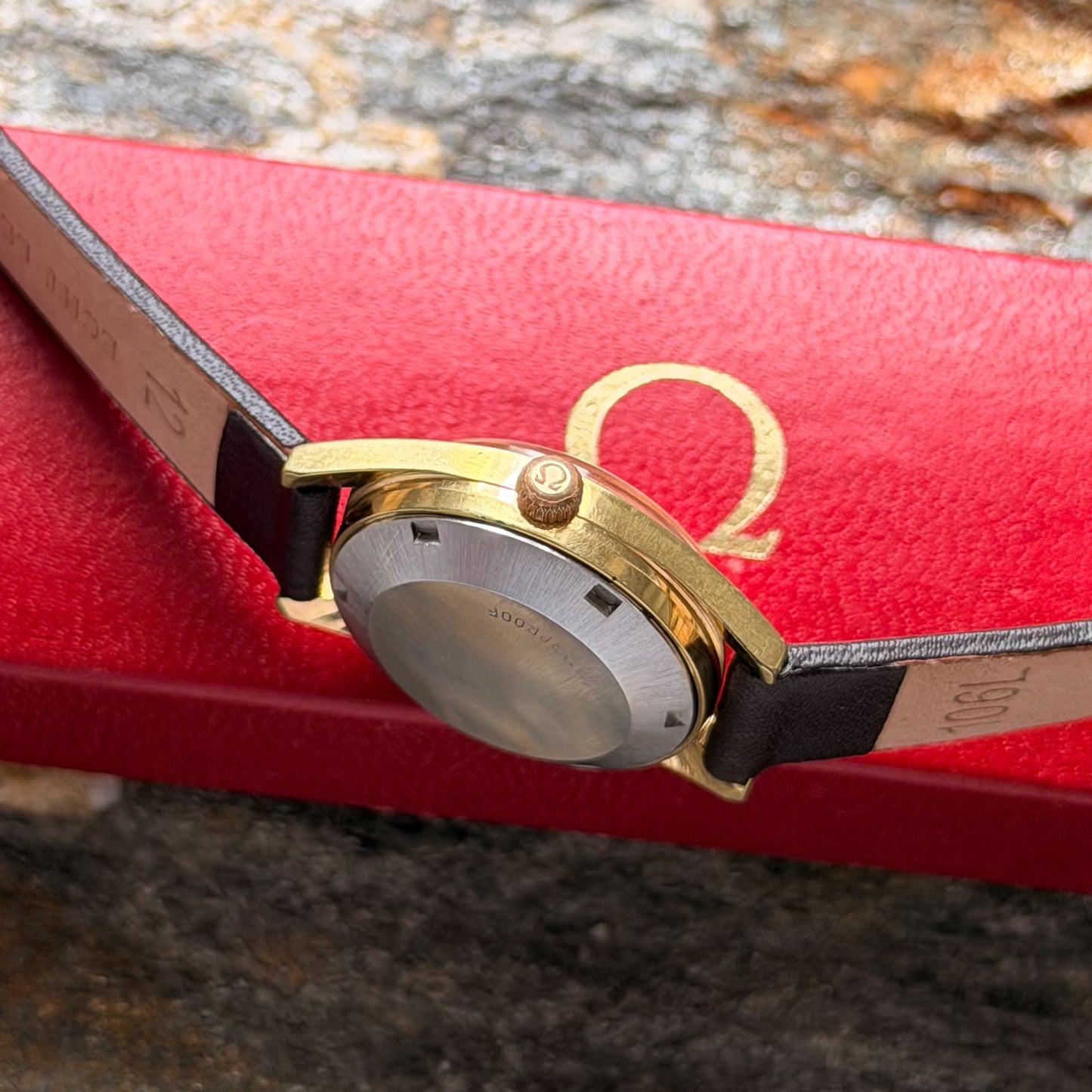 OMEGA GENÈVE LADY AUTOMATIC - CHAMPAGNE SUNBURST DIAL - 1968